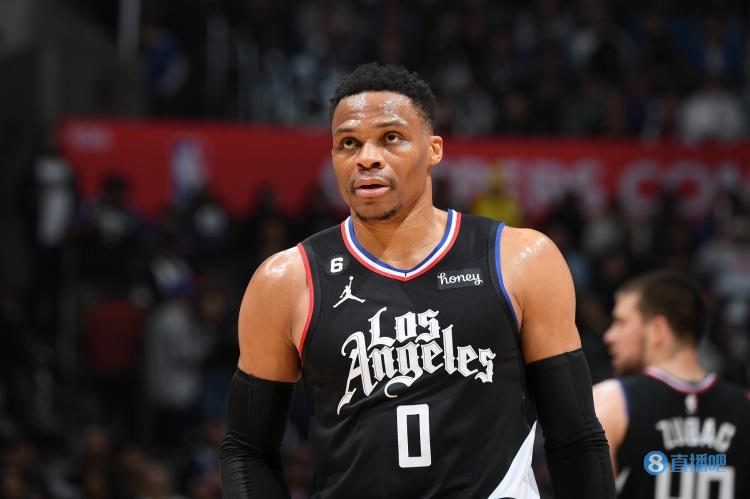 如何在足球场上保持心理稳定？（足球比赛中的心态管理指南）