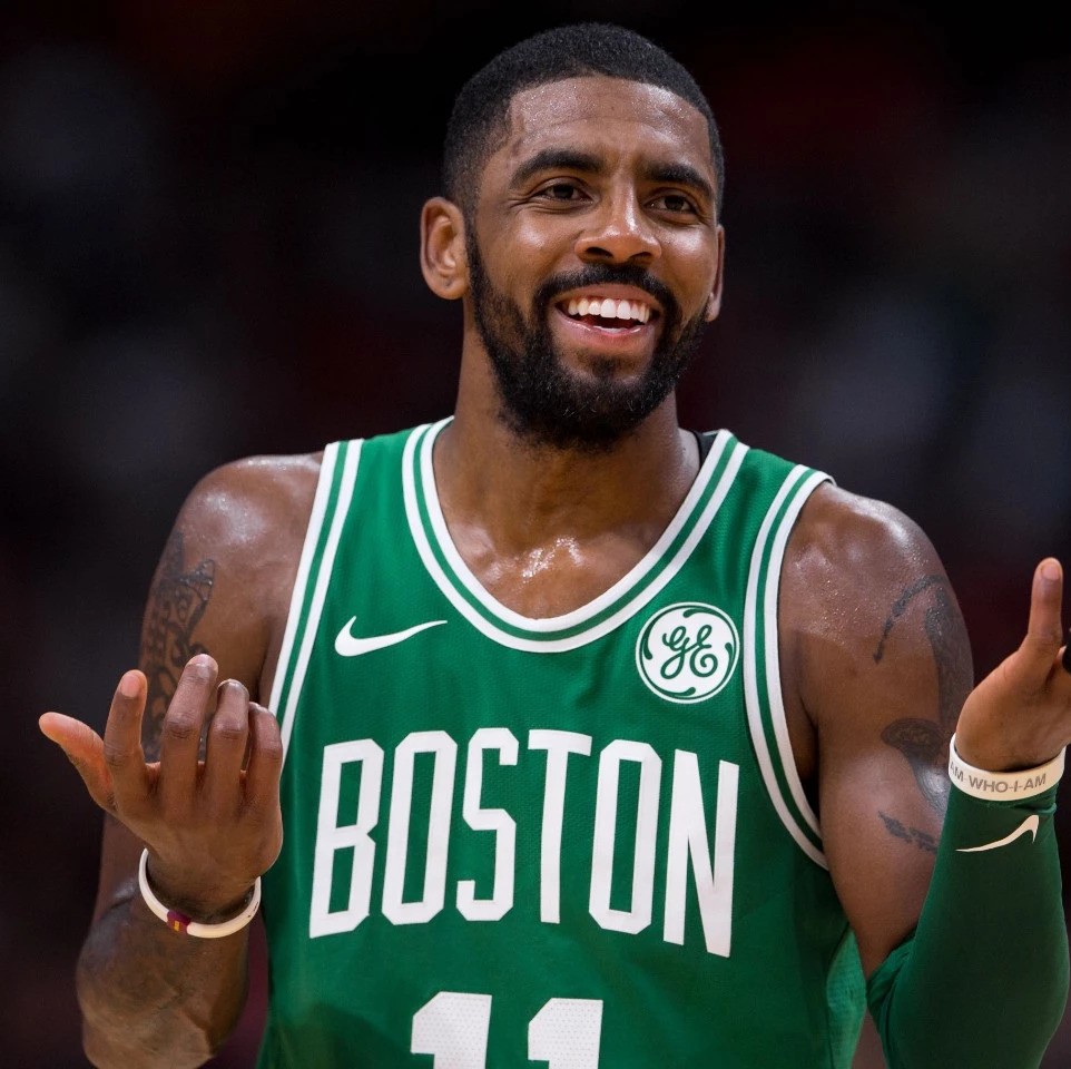 给爷整笑了，曼奇尼假意亲吻布鲁马多，将布鲁马多逗笑（曼奇尼作势亲吻布鲁马多，逗得对方当场大笑）