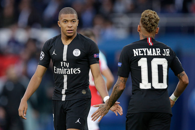 阿隆索纠错! 皇马6000万前锋蜕变：边缘人晋升主力 全队受益（阿隆索大胆纠偏，皇马6000万前锋逆袭成主力：从边缘人到中坚，全队获益）