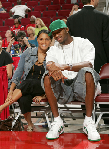 广东挺进8强，徐杰飙7记三分砍23分，杜锋战术奏效，下轮迎战卫冕冠军（广东闯入八强：徐杰7记三分砍23分，杜锋战术奏效，下轮挑战卫冕冠军）