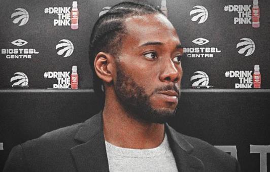 白衣下边是红衣，香港行期间一阿森纳球迷卧底在热刺球迷看台（白衣藏红衫：阿森纳球迷香港行混入热刺看台）